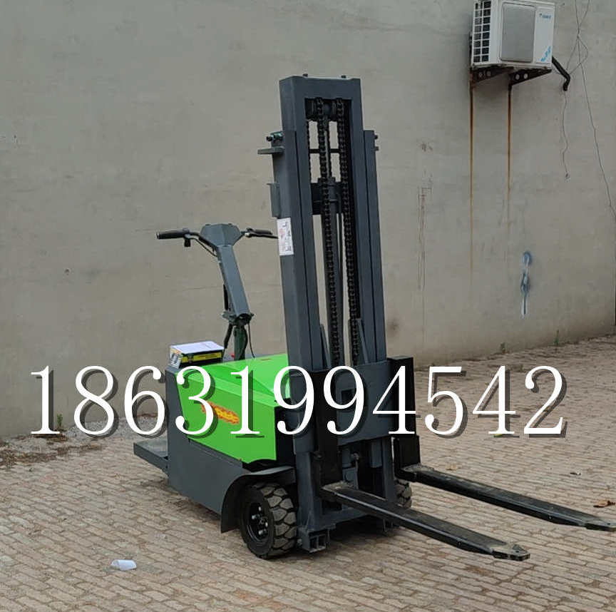 仪陇县优程全电动叉车插腿式堆高车液压装卸车1.5吨升高小型站驾式铲车